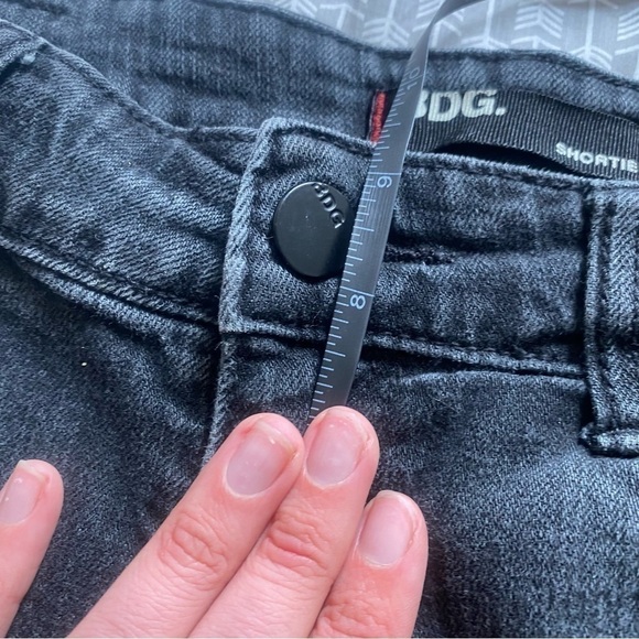 URBAN Outfitters BDG Black Mom Shortie Shorts High Waisted Sz 28 - Picture 6 of 7